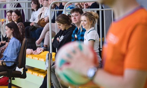Zawodnicy z niepełnosprawnościami podają piłki do siatkówi w meczu pomiędzy pracownikami a studentami w dni sportu