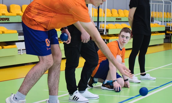 Zawodnicy z niepełnosprawnościami grają w Boccia